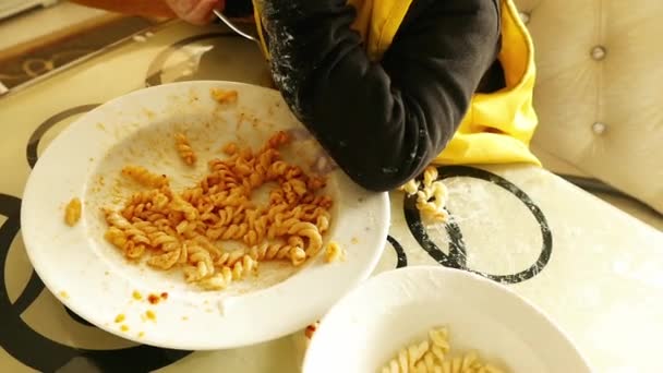 Bir Bebek Makarna Masada Yiyor Bebek Kasları Geliştirir — Stok video