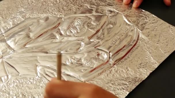 Χειροτεχνίας Έργο Καλλιτέχνης Ασχολείται Ανάγλυφο Αλουμίνιο — Αρχείο Βίντεο