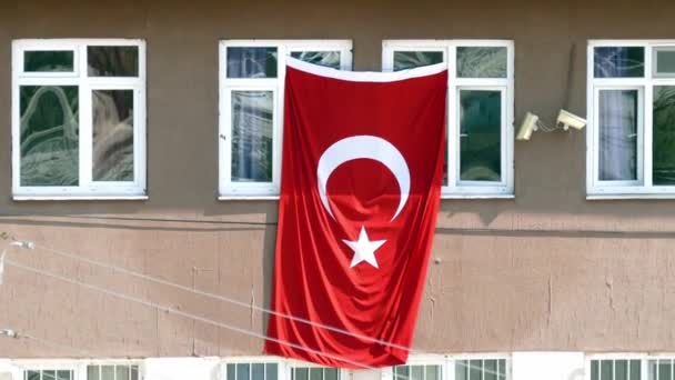 Турецкий Флаг Висит Школьном Окне — стоковое видео