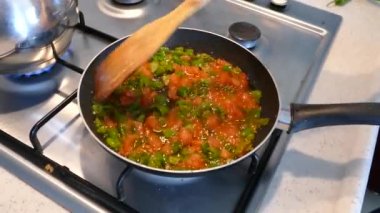 yeşil biber ve domates yağı tavada pişmiş