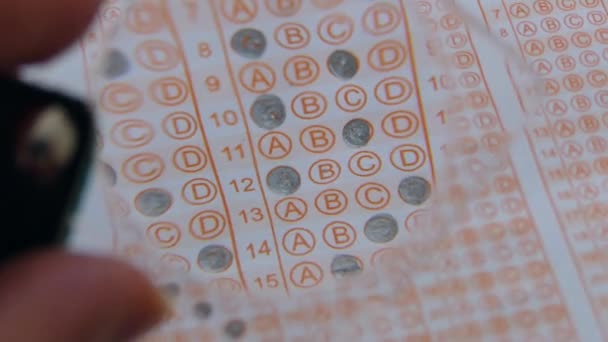 Onderzoek Van Optische Examen Papier Met Vergrootglas Optisch Papier Vergrootglas — Stockvideo