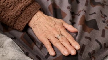 Yaşlıları kayırmak, yaşlılara iyi davranmak için genç bir insan yaşlıların elini nazikçe tutar.,
