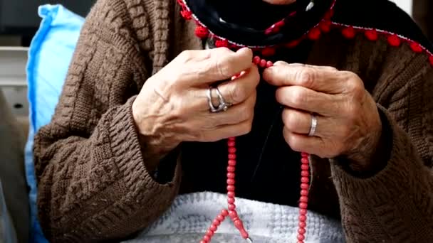 老婦人の手とロザリオ老婦人の崇拝 — ストック動画