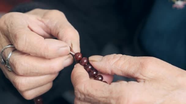 Oude Vrouw Heeft Een Rozenkrans Haar Hand Een Vrouw Aanbidden — Stockvideo