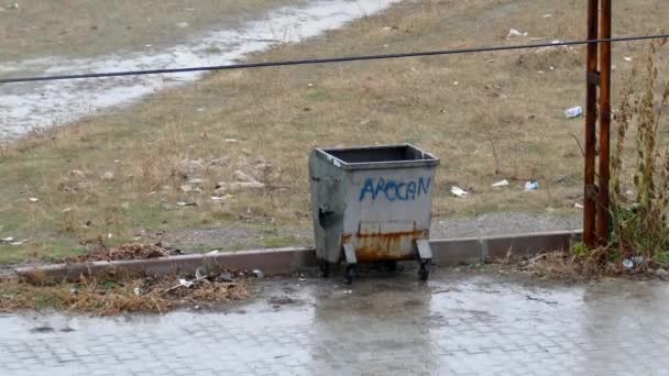 Падаючий Дощ Смітник Вулиці — стокове відео