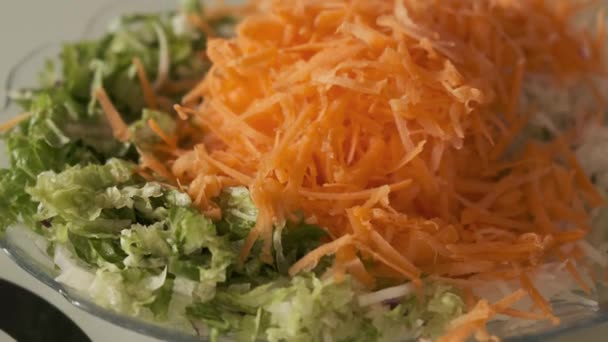 Vintersallad Riven Sallad Och Morotsrädisa — Stockvideo