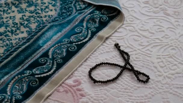 tapis de prière posés sur le tapis, et tapis de prière islamique ,