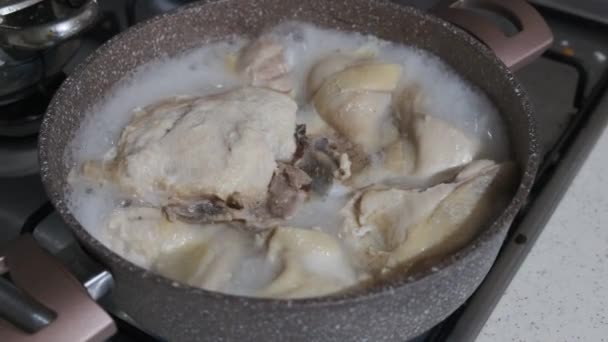 Ein Koch Kocht Huhn Einer Pfanne Hühnerstücke Einer Pfanne — Stockvideo