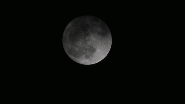 Gece Gece Gökyüzünde Parlayan Dolunay — Stok video