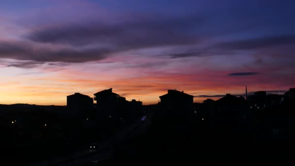 Roter Himmel Eine Stadt Bei Sonnenuntergang Rote Morgendämmerung — Stockvideo