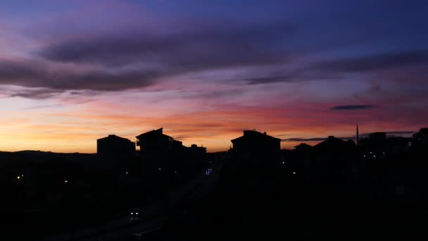 Rode Hemel Een Stad Bij Zonsondergang Rode Dageraad — Stockvideo