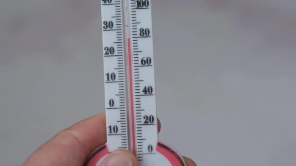 Man Has Thermometer Hand Room Temperature Gauge Thermometer — ストック動画