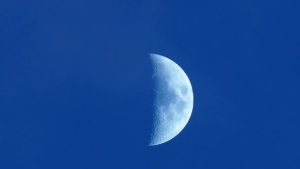 Luna Creciente Azul Cielo Media Luna Nubes Movimiento Nube Luna — Vídeos de Stock