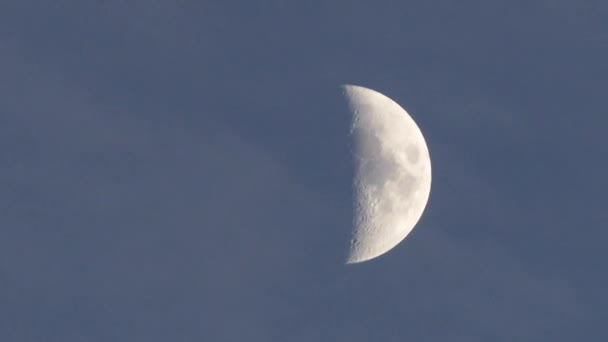 Blå Halvmåne Himlen Ljusblå Himmel Halvmåne Och Rörliga Moln — Stockvideo