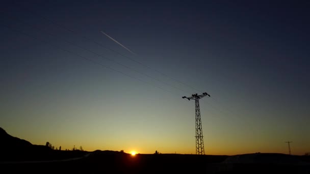 Ηλεκτρικοί Στύλοι Προοπτική Εικόνα Και Ηλιοβασίλεμα Ουρανό — Αρχείο Βίντεο
