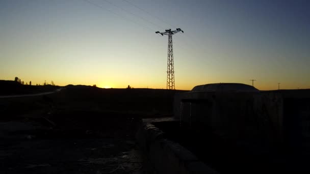 Elektrik Direkleri Perspektif Görüntüsü Günbatımı Gökyüzü — Stok video