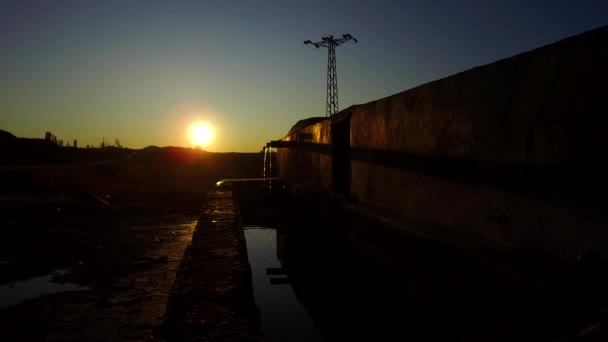 Een Vloeiende Fontein Bij Zonsondergang Skyline Fontein — Stockvideo