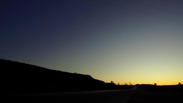 Una Carretera Atardecer Luz Las Velas Vídeo Una Carretera Atardecer — Vídeos de Stock