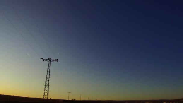 Електричні Полюси Перспективі Зображення Небо Заходу Сонця — стокове відео
