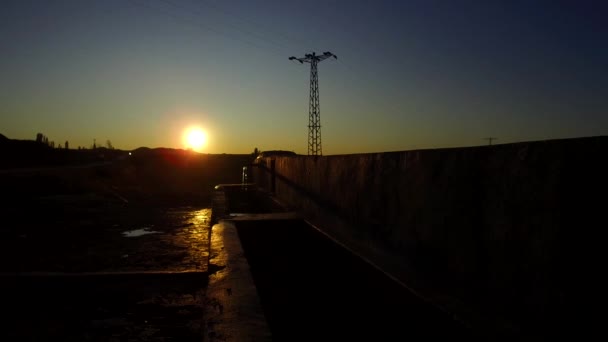 Een Vloeiende Fontein Bij Zonsondergang Skyline Fontein — Stockvideo