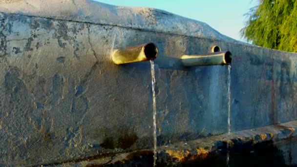 Ein Brunnen Fließt Durch Zwei Rohre Die Globale Erwärmung Hat — Stockvideo