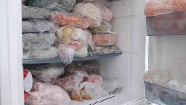 Замороженные Продукты Холодильнике Полки Морозилка Замороженные Продукты Человек Принимает Пищу — стоковое видео