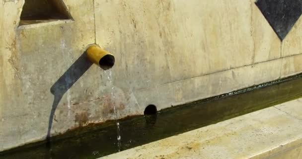 Συντριβάνι Και Φυσικό Νερό Φυσικό Νερό Που Ρέει Από Σιντριβάνι — Αρχείο Βίντεο