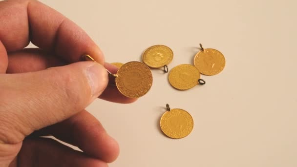 Золото Руках Людини Золоті Монети Золота Ліра Індичка — стокове відео