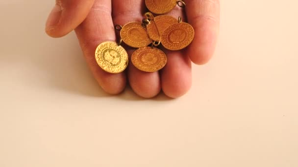人間の手に金がある金の硬貨金のリラ七面鳥 — ストック動画