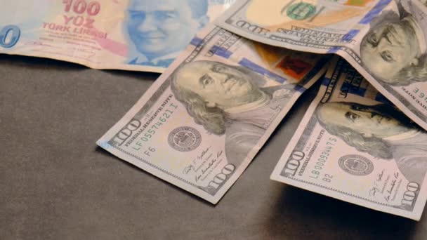Vele Usd 100 Dollar 100 Turkse Lira Staande Zwarte Grond — Stockvideo