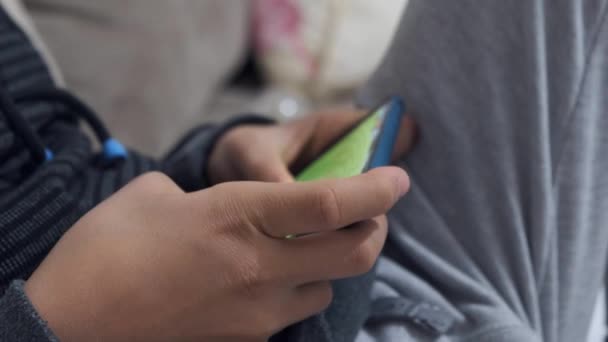 Handykrankheit Kinder Mit Mobiltelefon Beschäftigt — Stockvideo