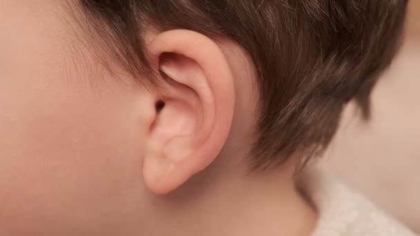 Niño Está Rasgando Oído Síntomas Del Dolor Auditivo Los Lactantes — Vídeo de stock