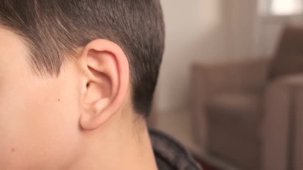 Seorang Anak Menggaruk Telinganya Gejala Nyeri Telinga Pada Bayi — Stok Video