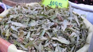 Büyük bir ıhlamur yaprağı torbasında şifa kaynağı.,