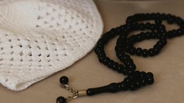 İslami figürler ve malzemeler, ibadet araçları, tespih ve kafatası kapağı,