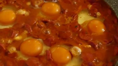 Kahvaltı için tavada yumurta sosisi.,