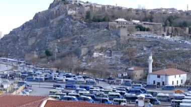 Minibüs durağı ve tarihi Ankara kalesinin görüntüsü,
