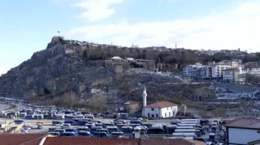 Minibüs durağı ve tarihi Ankara kalesinin görüntüsü,