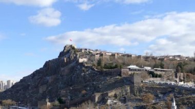 Minibüs durağı ve tarihi Ankara kalesinin görüntüsü,