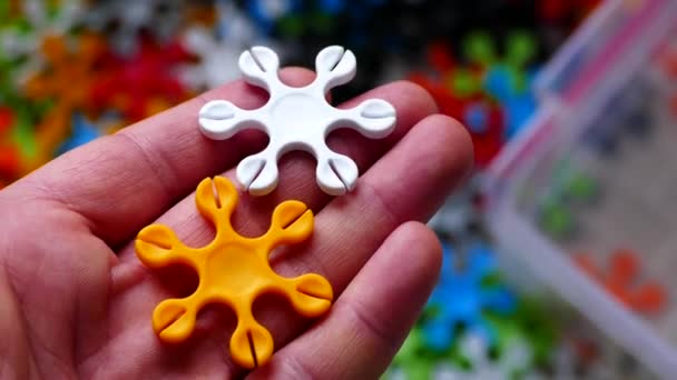 Kleurrijke Puzzelstukjes Een Kind Doet Gevormde Werken Met Tangram — Stockvideo