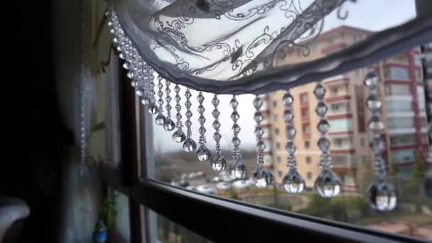Gardinendekorationsperlen Und Blick Von Außen Aus Dem Fenster — Stockvideo