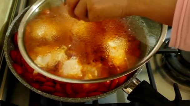 在锅里煮香肠蛋 鸡蛋和腊肠 — 图库视频影像