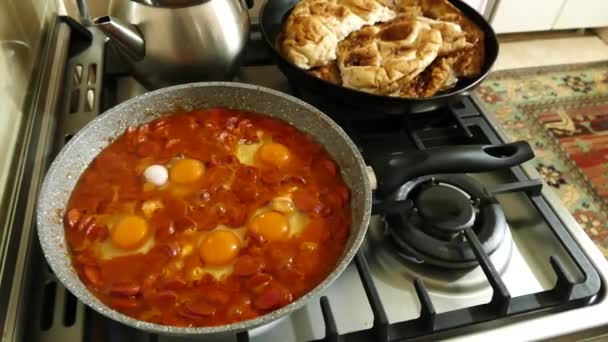 在锅里煮香肠蛋 鸡蛋和腊肠 — 图库视频影像