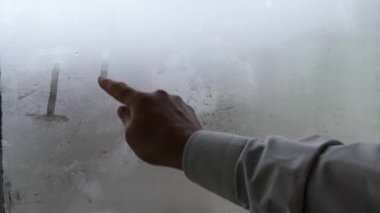 Sevgililer gününde ve sisli camda aşk yazarım.,