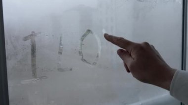 Sis dolu bir bardağa seni seviyorum diyen biri.,