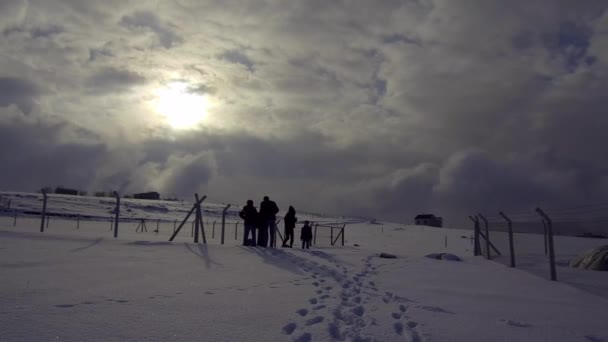雪の多い地域を旅する家族冬の観光や家族 — ストック動画