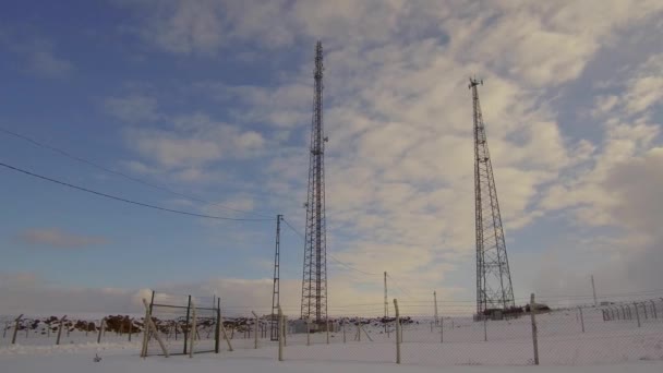 Teknikens Negativa Inverkan Naturen Snöfallet Minskat Snötäcket Och Telefonbasstationen — Stockvideo