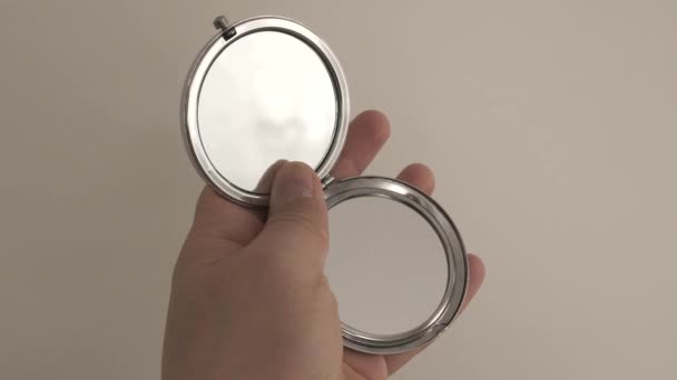 Карманное Зеркало Руке Человека Белой Земле — стоковое видео