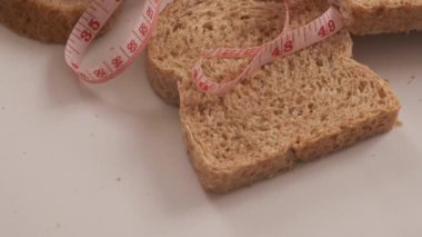 Kilo vermek için kepek ekmeği, yaşlılar için kepek ekmeği beyaz arka planda dilimlenmiş kepek ekmeği.,