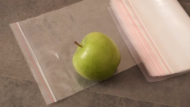 Bolsa Manzana Verde Nevera Manteniendo Las Frutas Una Manera Saludable — Vídeo de stock